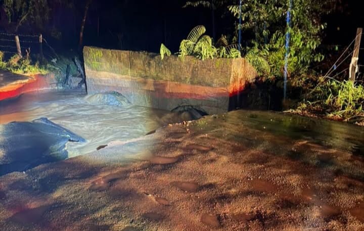 Via é interditada no Monte Serrat, após forte chuva neste sábado
